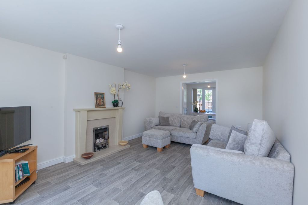 Property photo 2 of 33