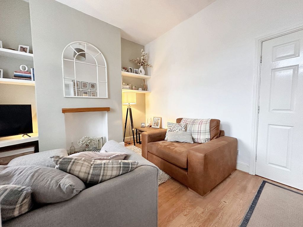 Property photo 3 of 12 Lounge