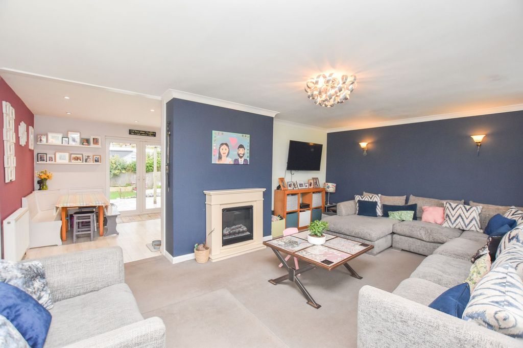 Property photo 2 of 22 Living Room