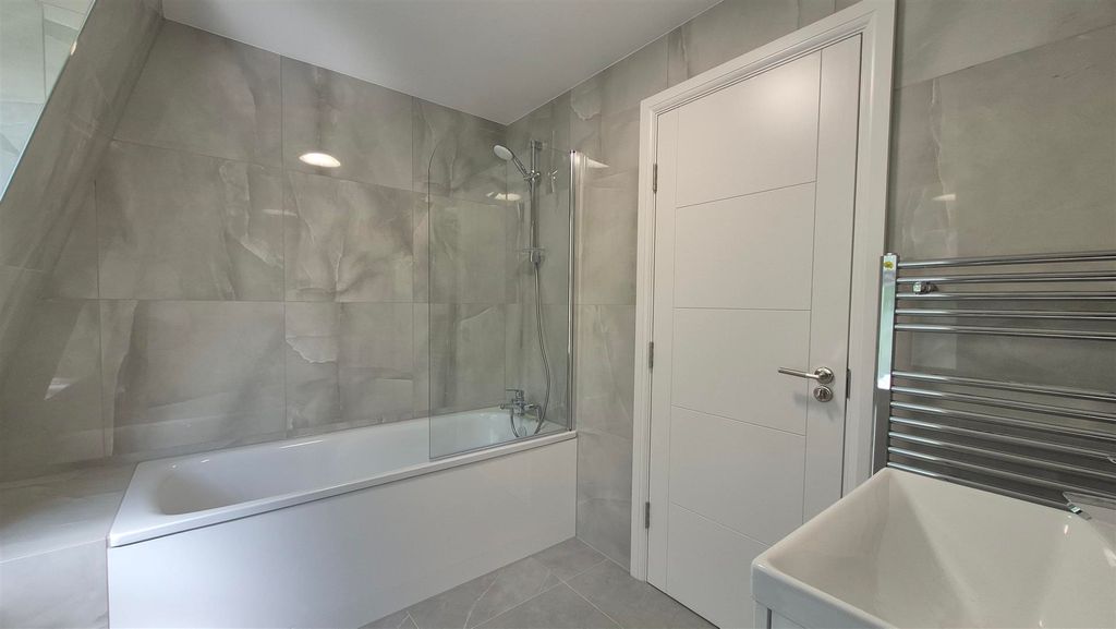 Property photo 2 of 8 Bathroom