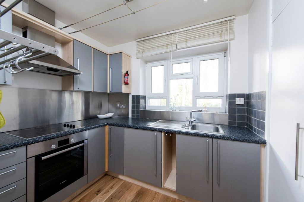 Property photo 3 of 8 7 Powrie Hse Kit