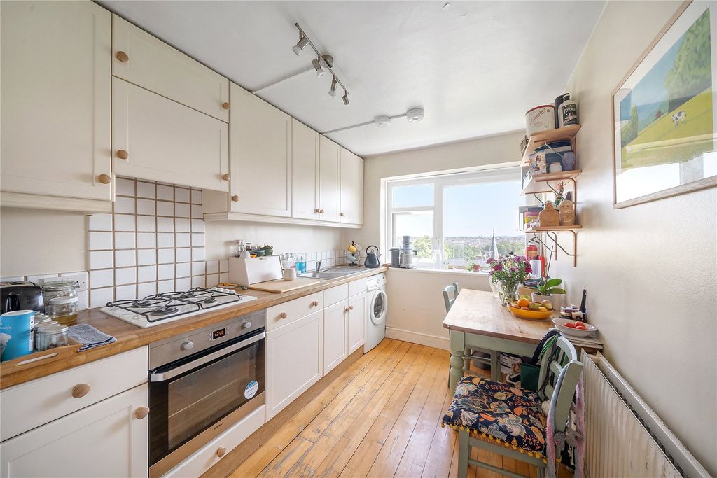 Property photo 3 of 10 Kitchen