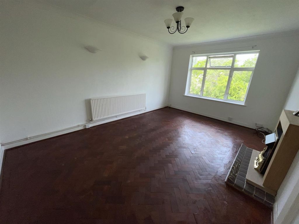 Property photo 2 of 11 Lounge