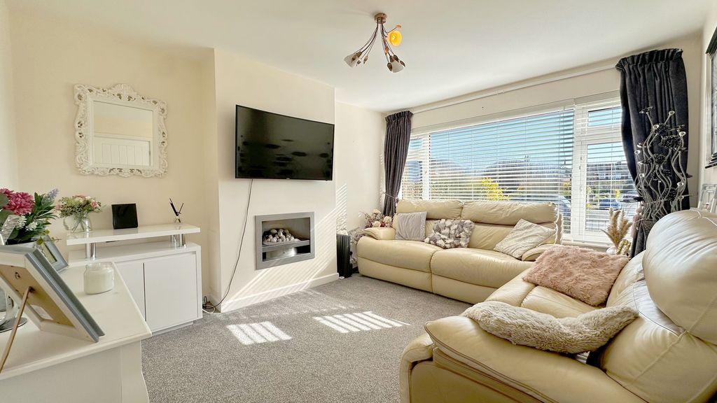 Property photo 2 of 16 Lounge
