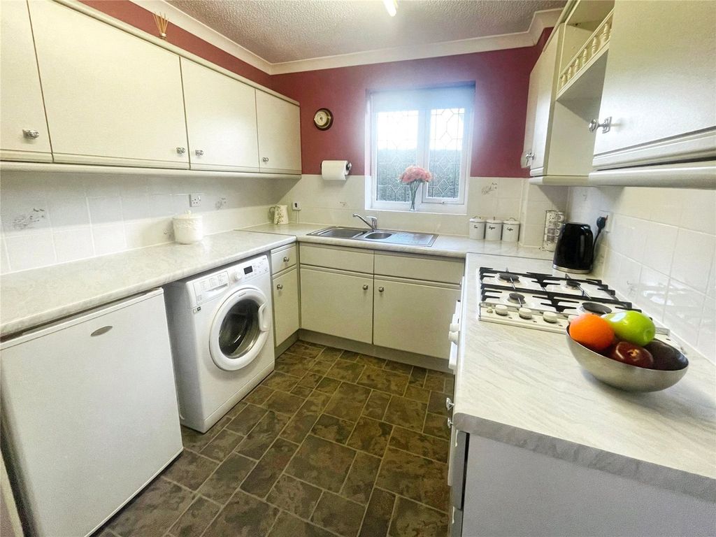 Property photo 3 of 10 Kitchen