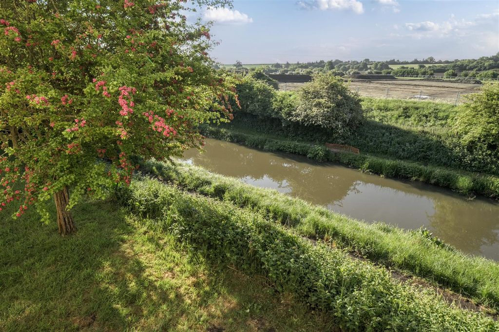 Property photo 2 of 15 6-682442Fe910De-1295507-Arw-6.Jpg