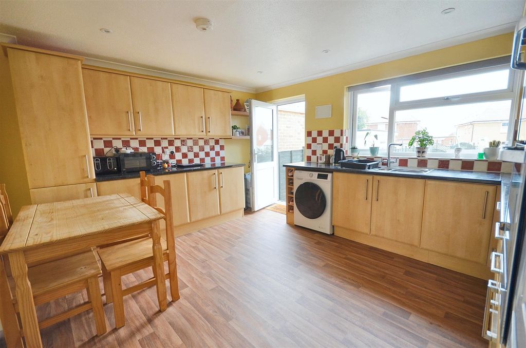 Property photo 3 of 9 Kitchen/Dining Room