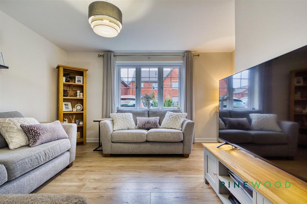 Property photo 3 of 21 Lounge