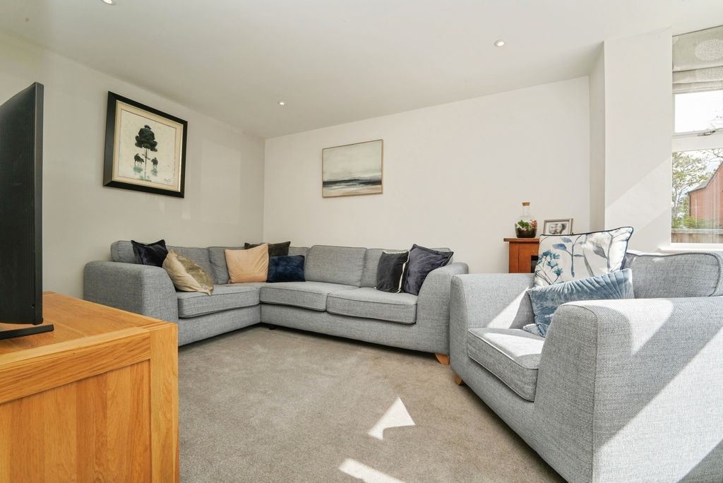 Property photo 3 of 16 Lounge