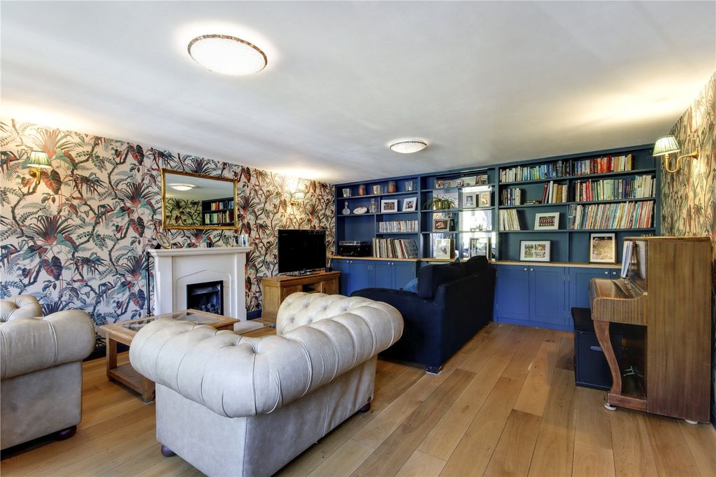 Property photo 2 of 16 Sitting Room