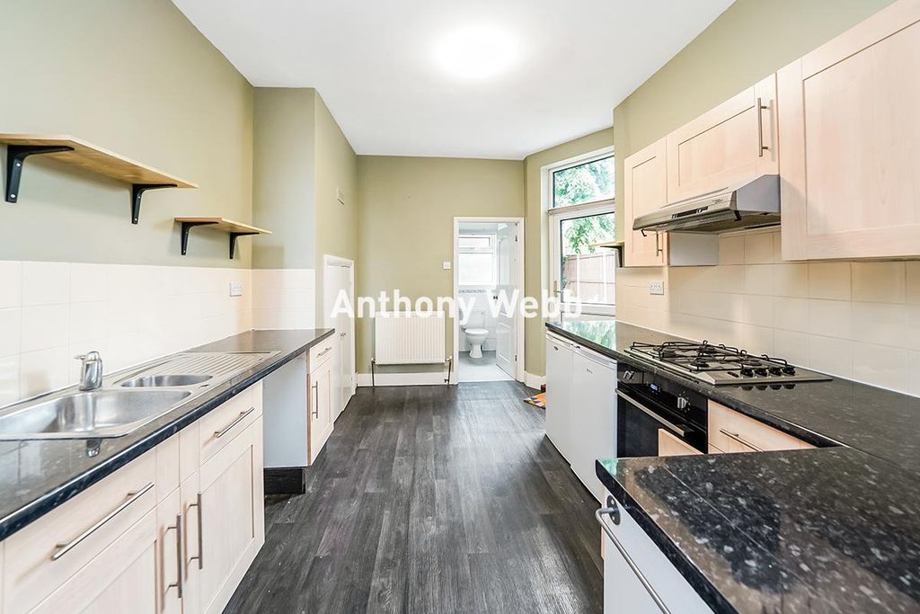 Property photo 3 of 11 Kitchen