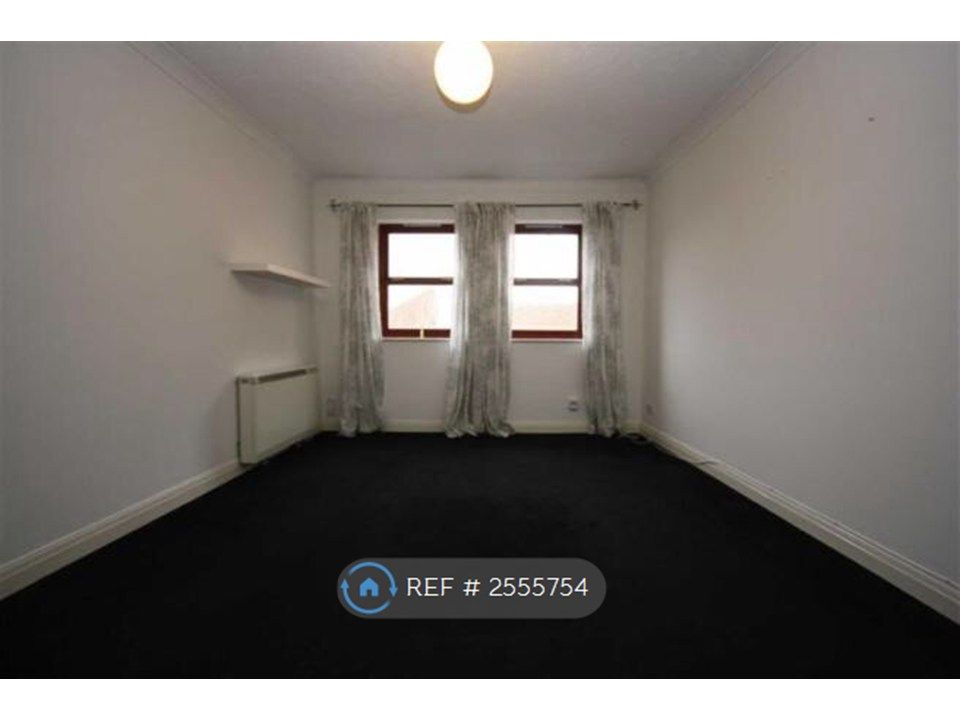 Property photo 3 of 6 Living Room Empty