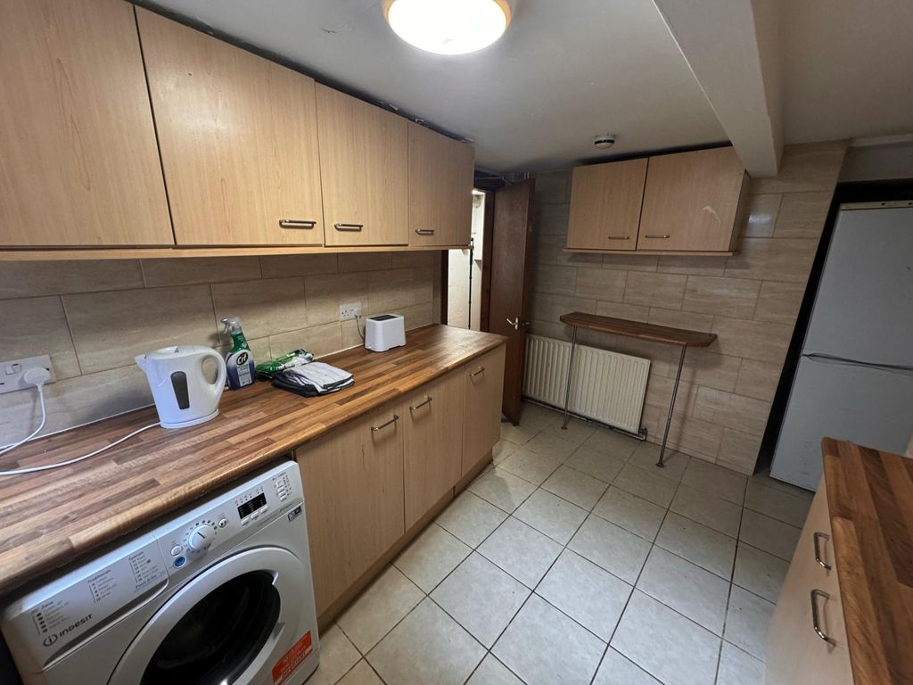 6 bed shared accommodation to rentHessle View, Leeds LS6 photo 4