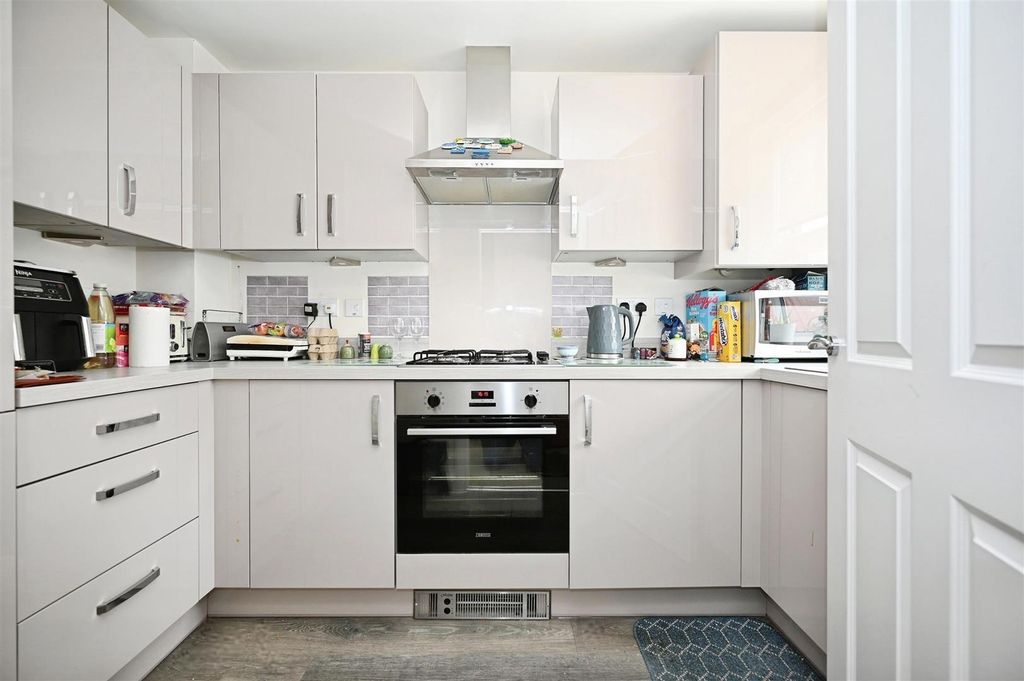 Property photo 3 of 19 Kitchen