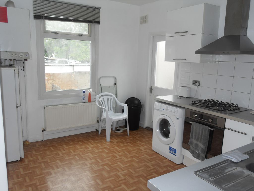 Property photo 3 of 7 Kitchen
