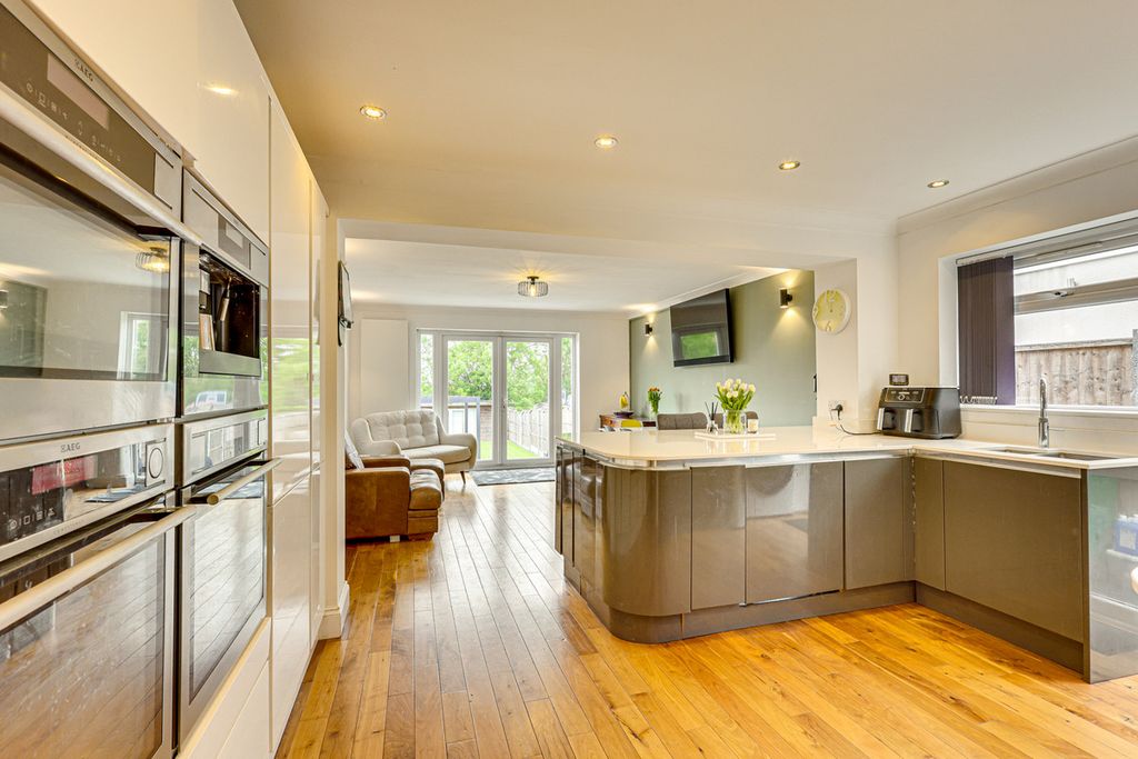 Property photo 2 of 32