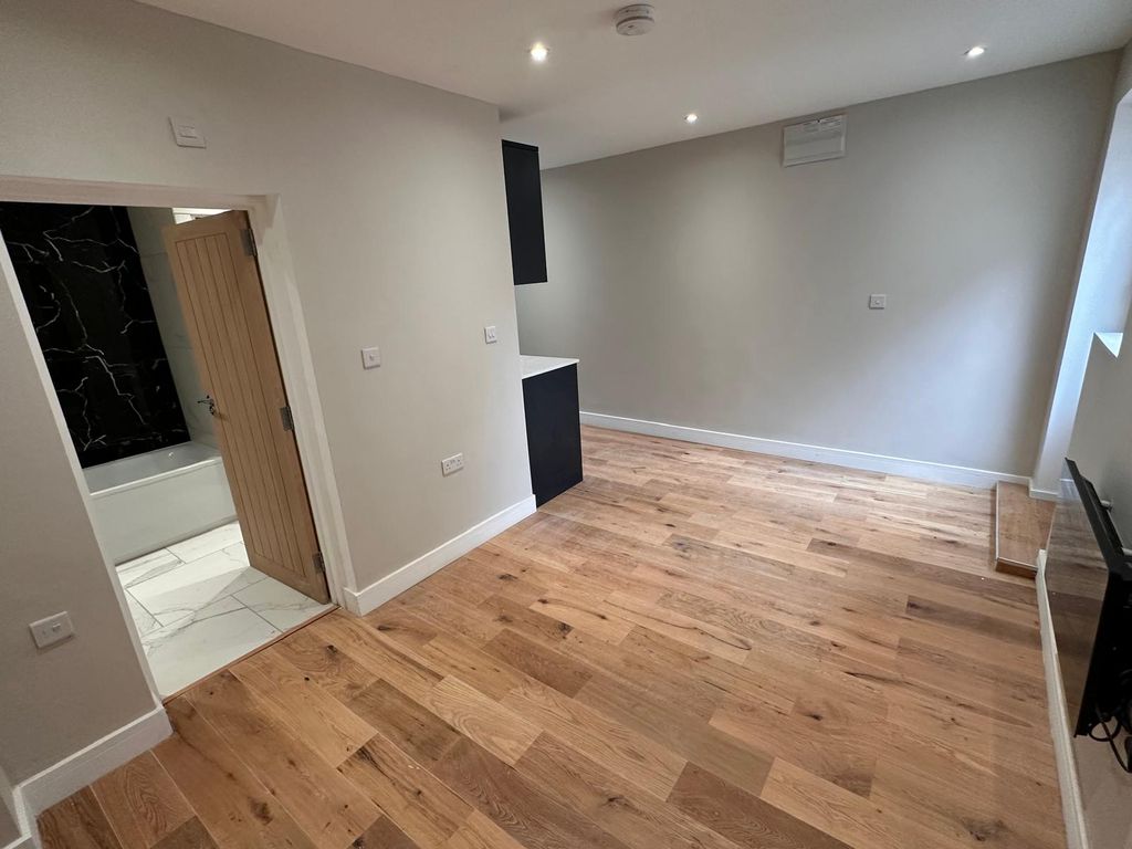 Property photo 1 of 9 Gorgeous Studio Flat For Rent In Fullwell Cross Area, Just Minutes Away From Fairlop Tube Station