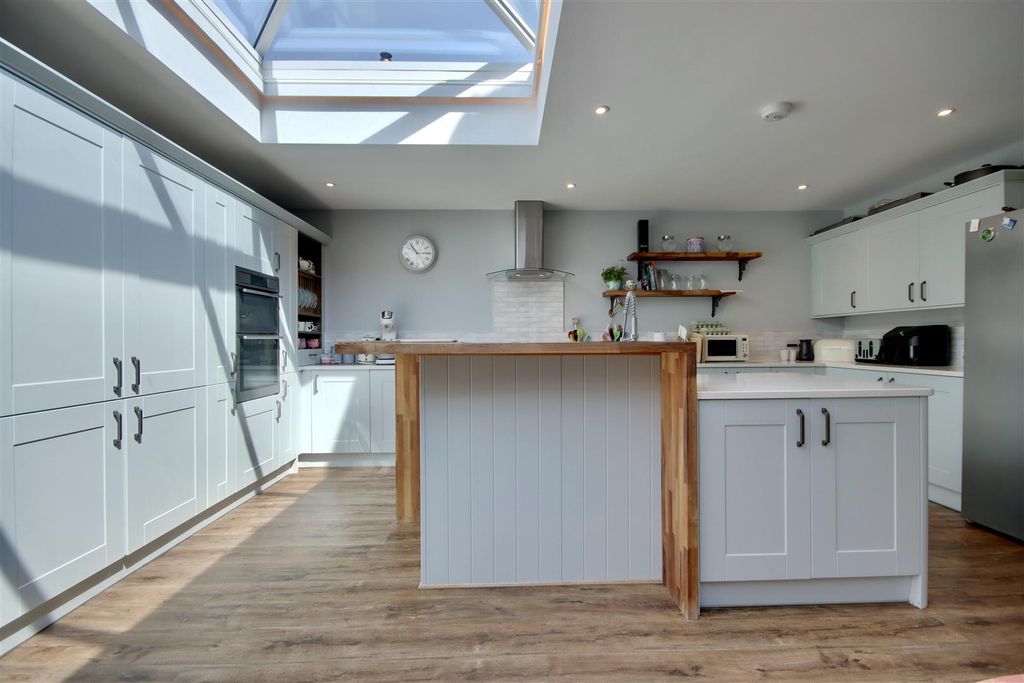 Property photo 2 of 33 Kitchen