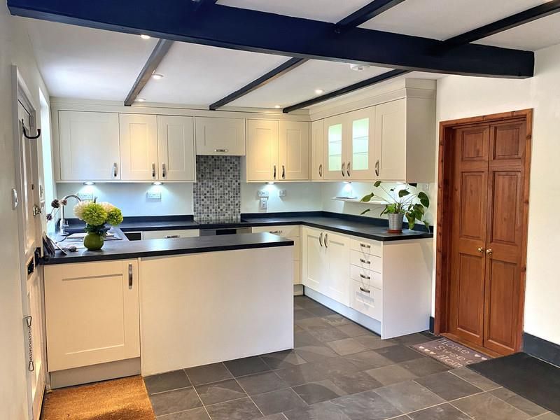 Property photo 2 of 10 Kitchen-5-10E5-46Cf-_1167-3309-07E1-62B7-E51E-29Be