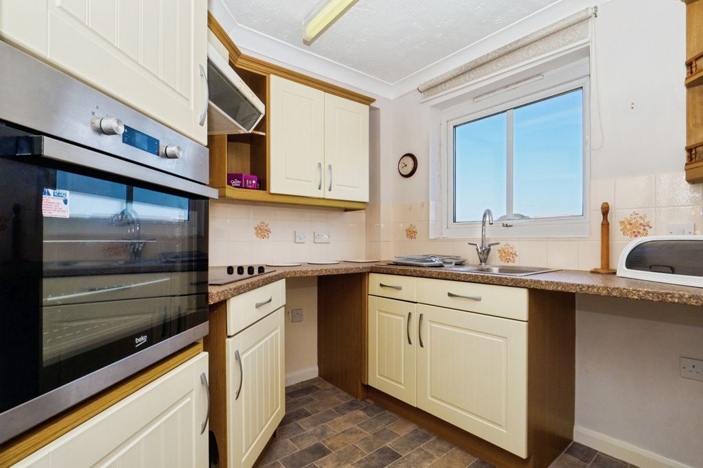 Property photo 3 of 23 Kitchen