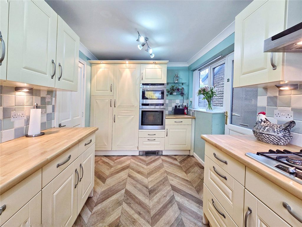 Property photo 3 of 20 Fitted Kitchen