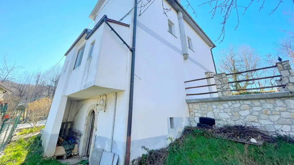 Property photo 2 of 25