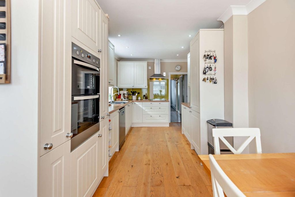 Property photo 3 of 26 8682985-Interior15-800.Jpg