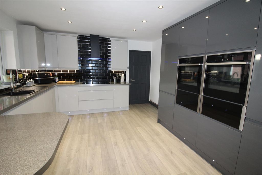 Property photo 3 of 44 Kitchen/Breakfast Room
