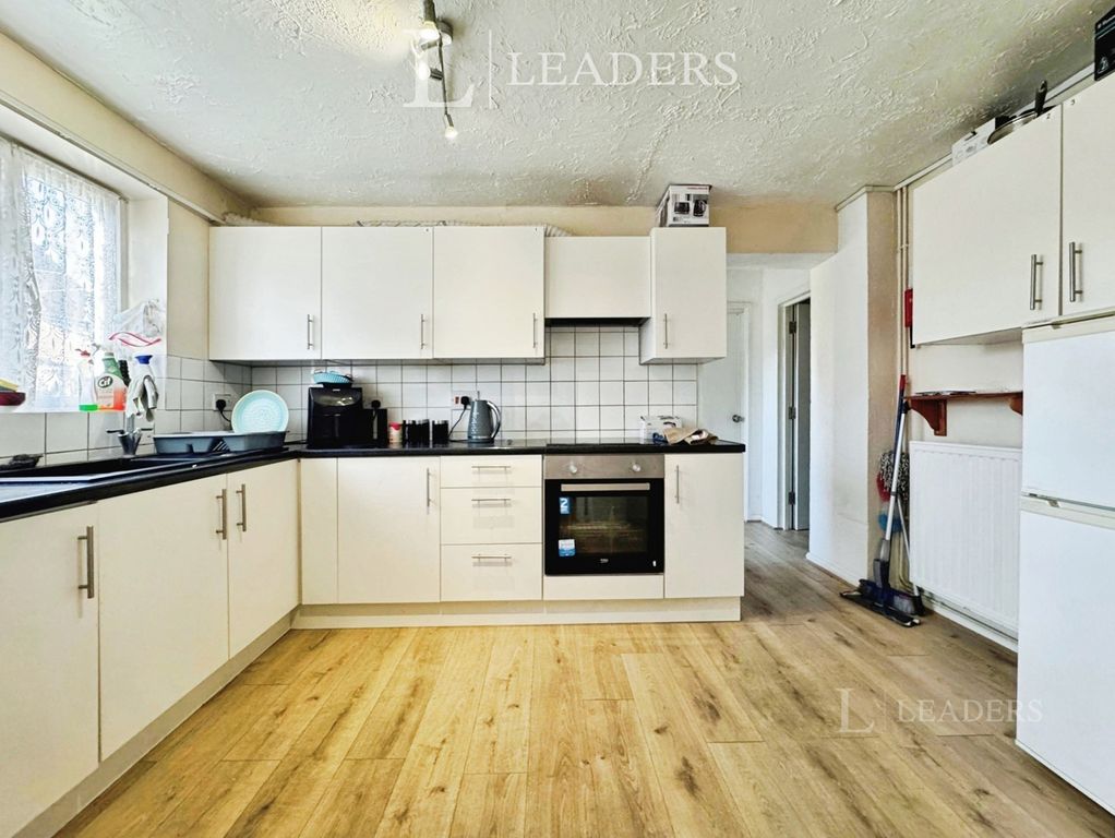 Property photo 3 of 6 Kitchen