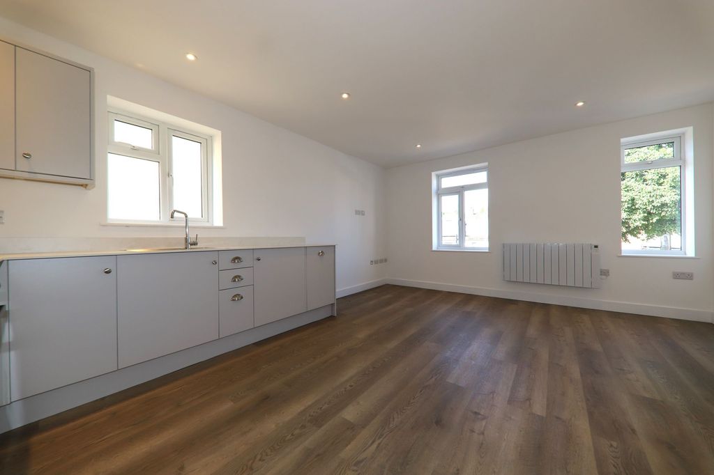 Property photo 3 of 12 Living (E)