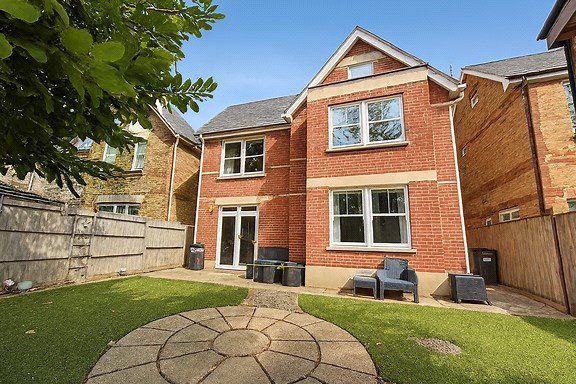 Property photo 1 of 17 Buckholme Close