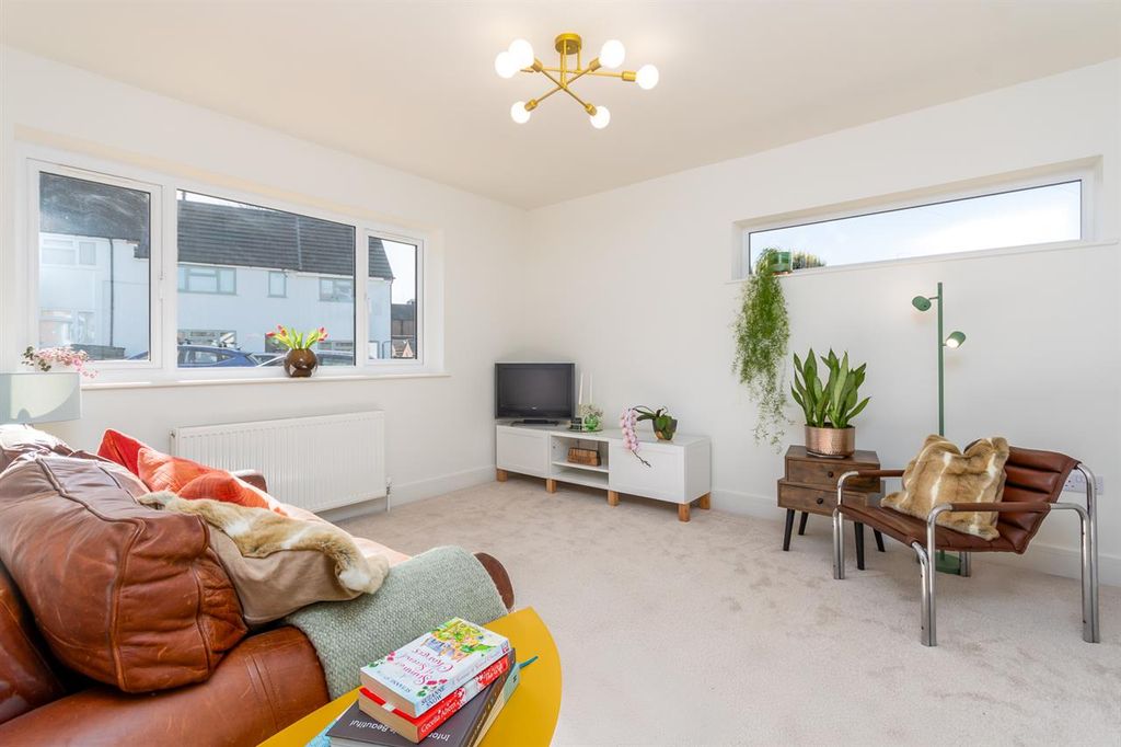 Property photo 3 of 15 Lounge