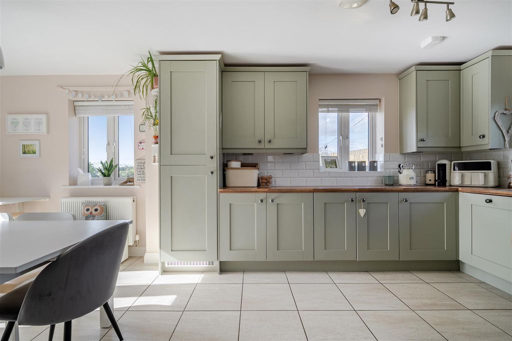 Property photo 2 of 16 1527764-18-6Abf90B69Df5d.Jpg