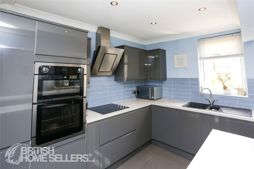 Property photo 3 of 16 Kitichen