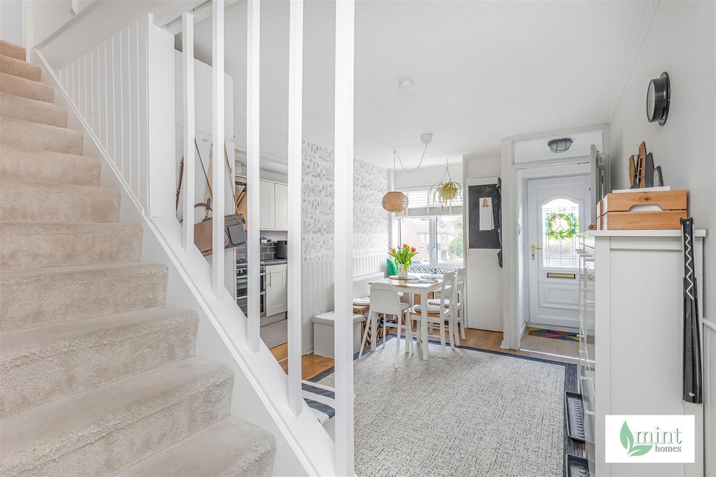 Property photo 2 of 18 36_Windsor_Crt_Rd9.Jpg