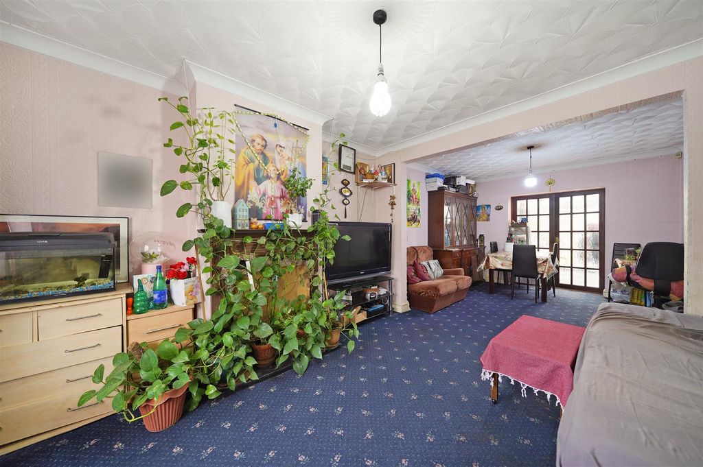 Property photo 2 of 14 Through Lounge