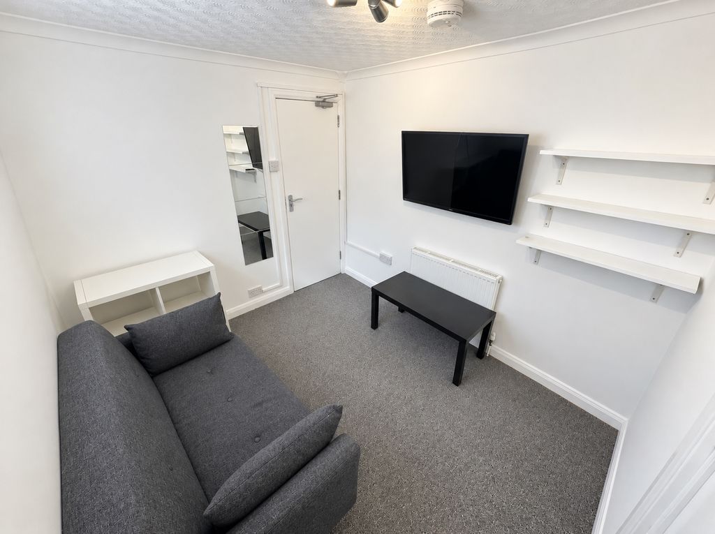 Property photo 2 of 14 Bright, Clean Pro...