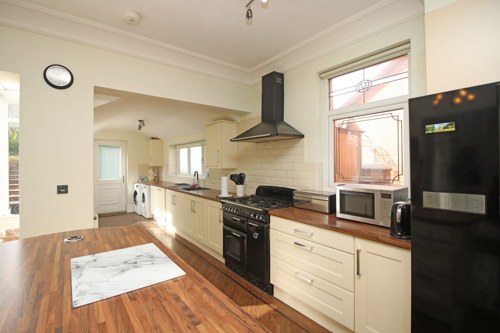 Property photo 2 of 25