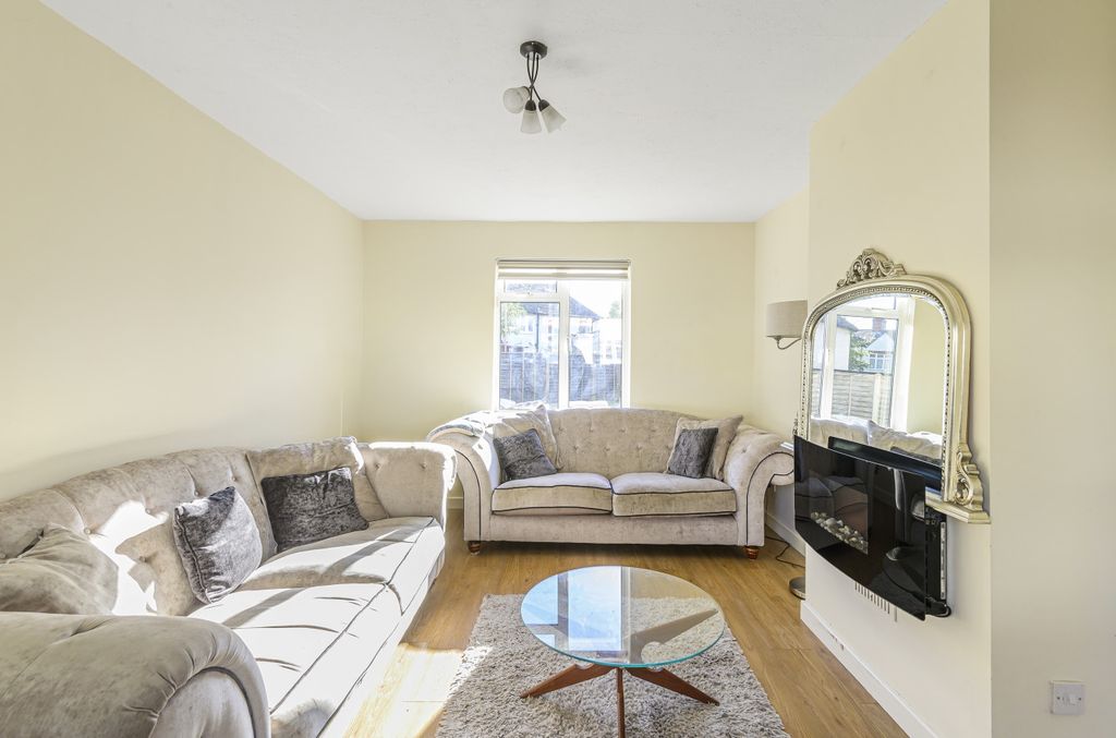 Property photo 2 of 17 Bedroom