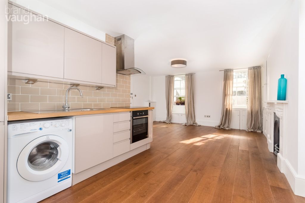 Property photo 3 of 9 Kitchen