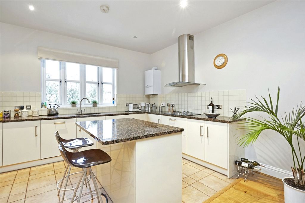 Property photo 1 of 6 Portsmouth Road