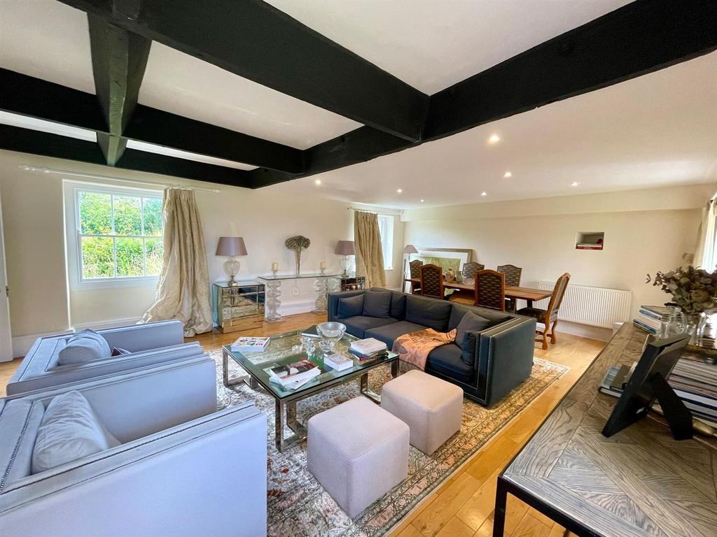 Property photo 2 of 18 Sitting Room