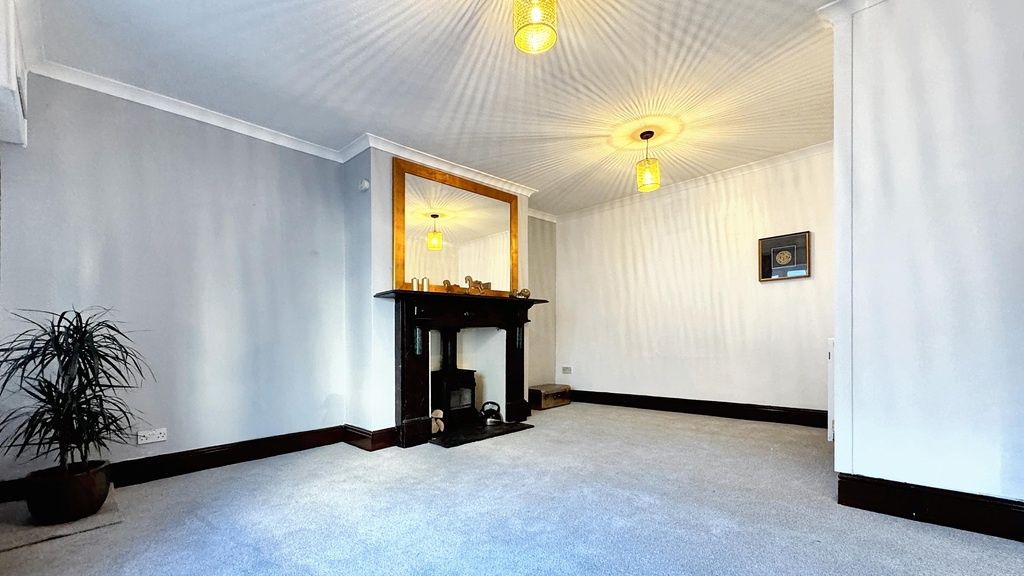 Property photo 3 of 15 Bright, Well-Presented Living Room With High Ceili...