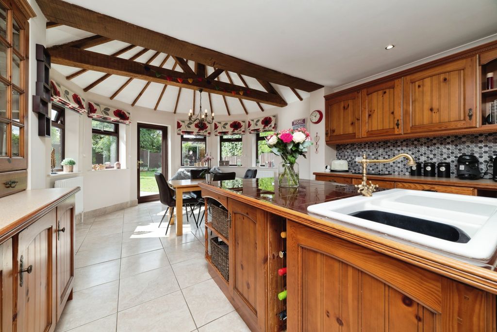 Property photo 3 of 14 Kitchen