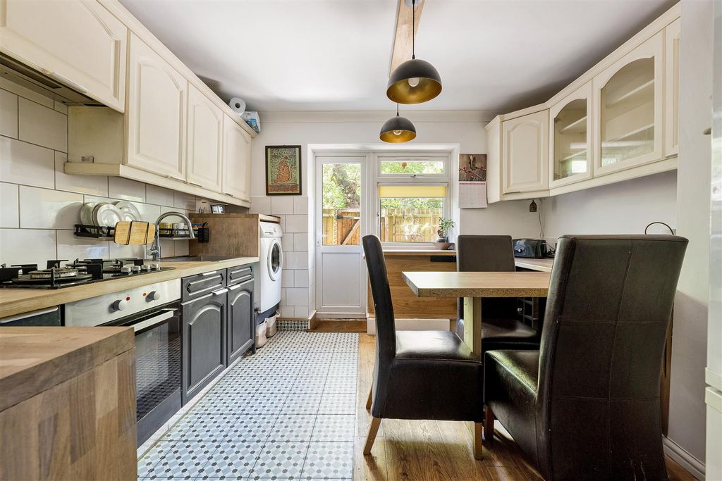 Property photo 3 of 21 Bradwell Close, E18