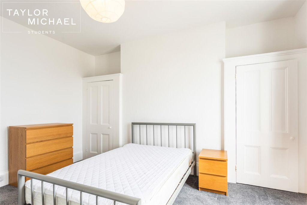 Property photo 3 of 10 Room