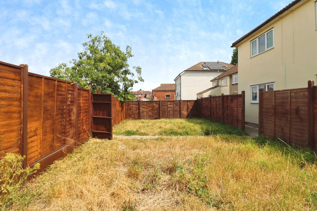 Property photo 2 of 18 Picture No. 23