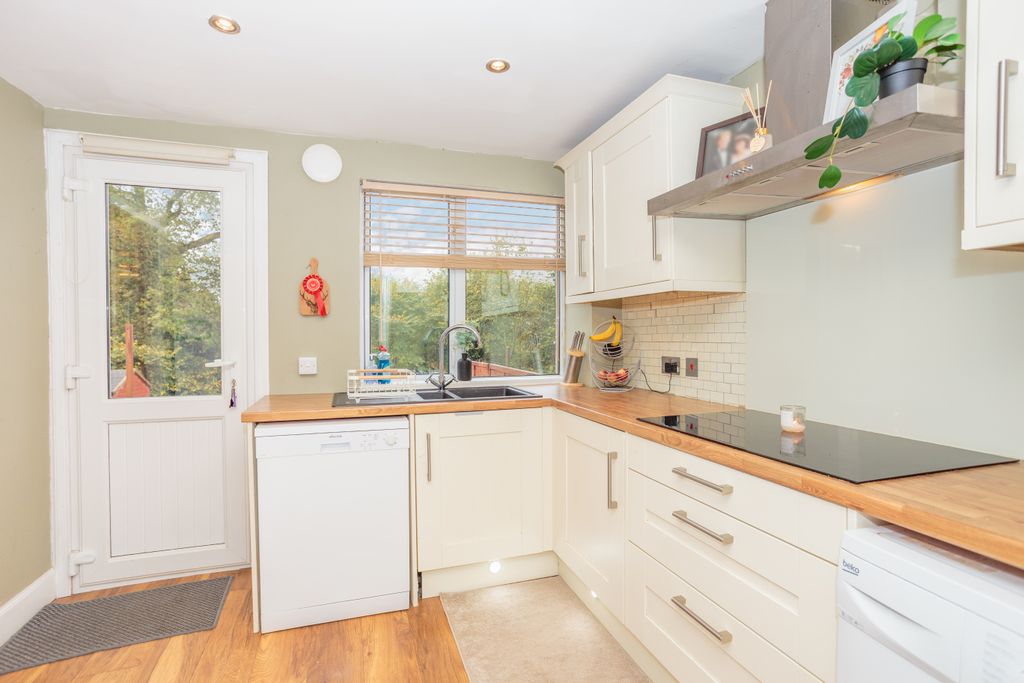Property photo 3 of 31 Kitchen
