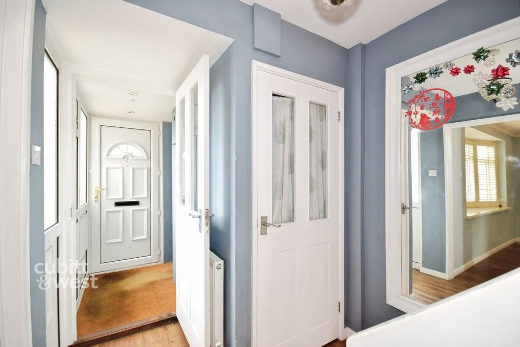 Property photo 2 of 19 Hallway