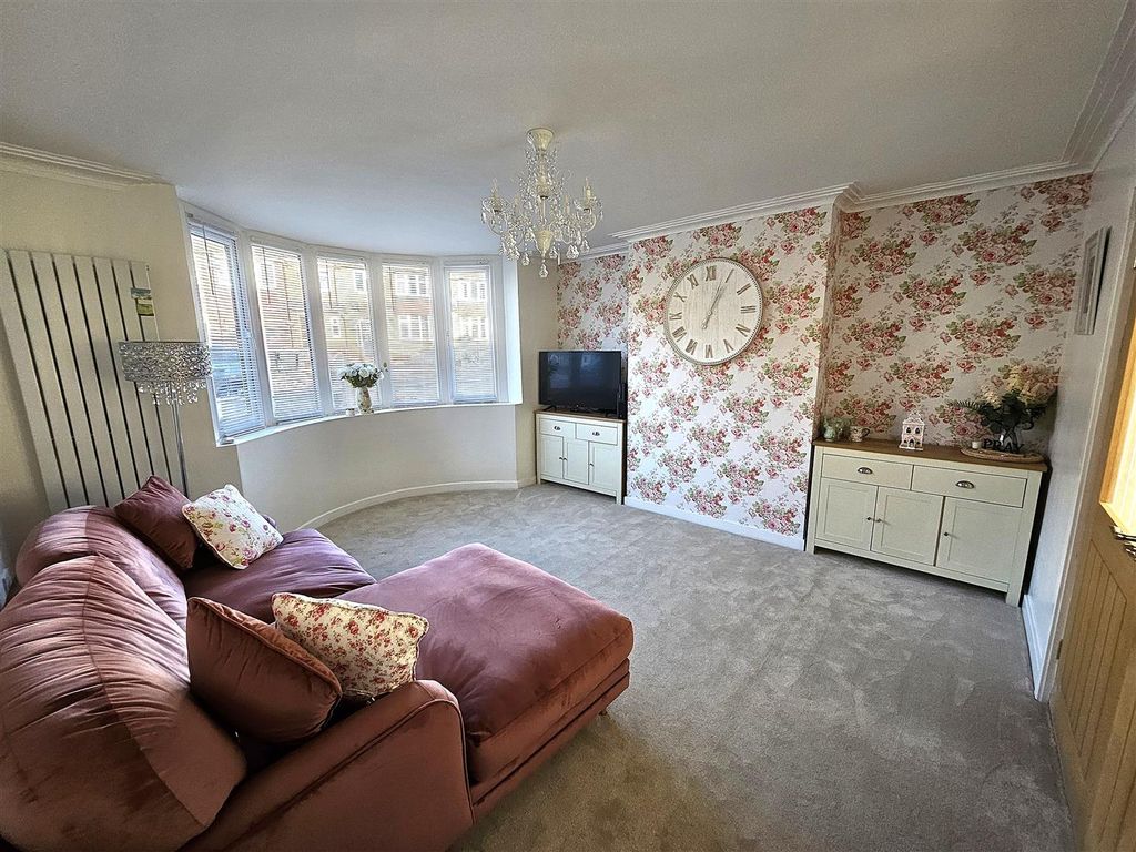 Property photo 2 of 13 Lounge